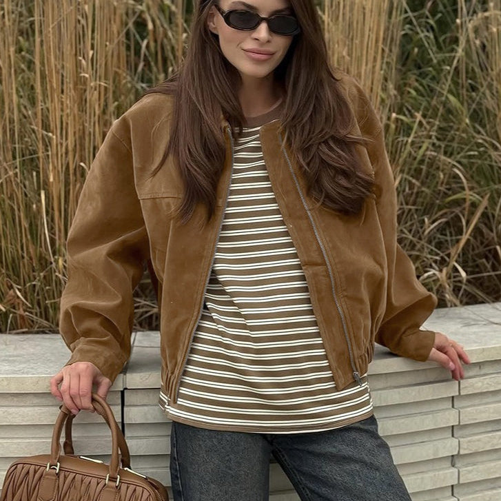 <h2>Trench Jenny in finta pelle scamosciata stile francese per donna</h2>
<p>Nel momento in cui la temperatura scende quel tanto che basta per giustificare un cappotto, questo è quello che abbottoni sopra jeans e stivali prima di uscire. La morbida finta
