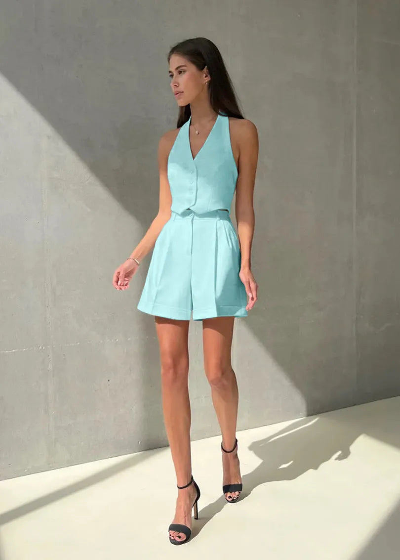 Completo su misura bianco: gilet halter e shorts