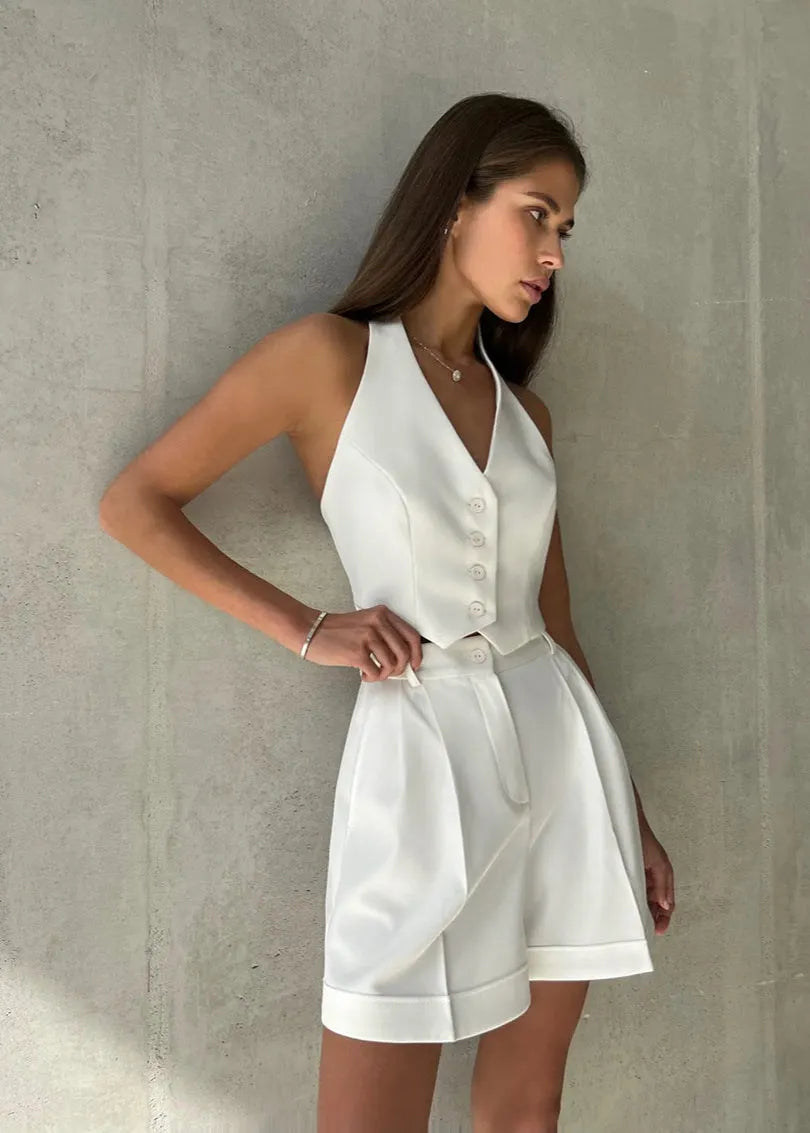 Completo su misura bianco: gilet halter e shorts