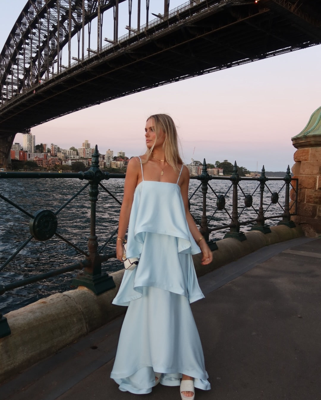 Margot abito lungo in satin a balze