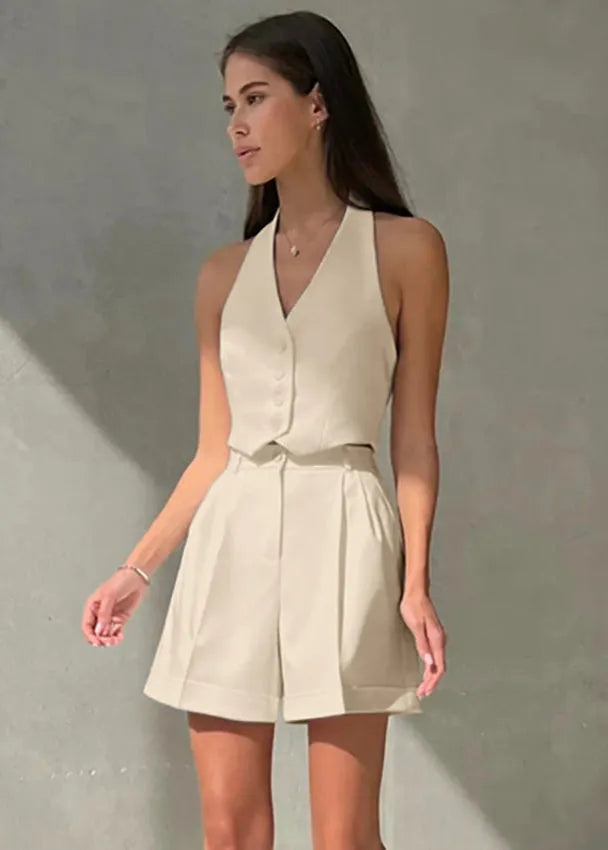 Completo su misura bianco: gilet halter e shorts