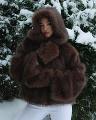 Cappotto corto con cappuccio in finta ecopelliccia Ivy