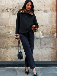 Anne Giacca con bottoni e bordi in eco-pelliccia stampa leopardo