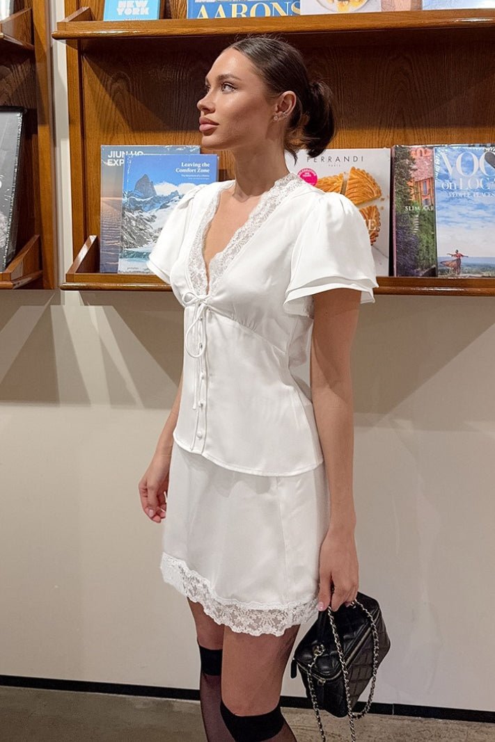 Zoe set gonna. Seta effetto satin e pizzo. Scollo a V. Chiusura con laccio in vita