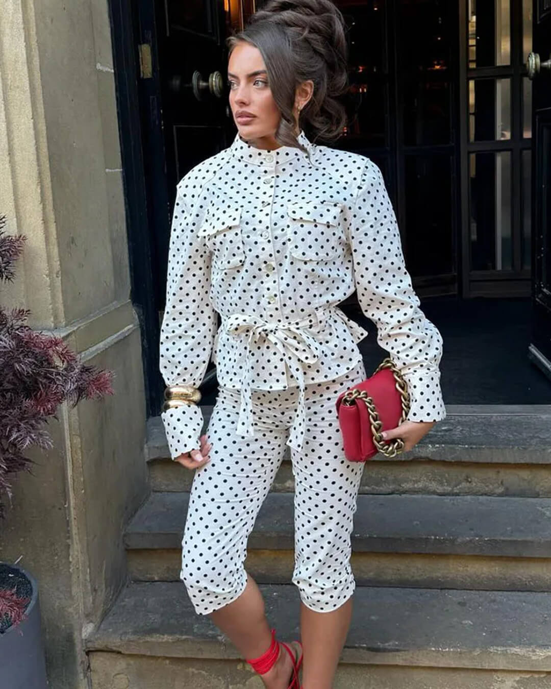 Completo Jia a pois con pantaloni a vita alta